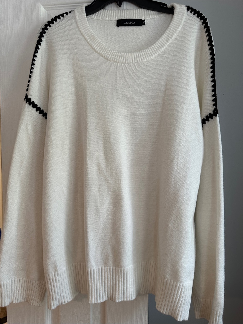 Zesica White Crewneck Sweater with Black Accent Stitching